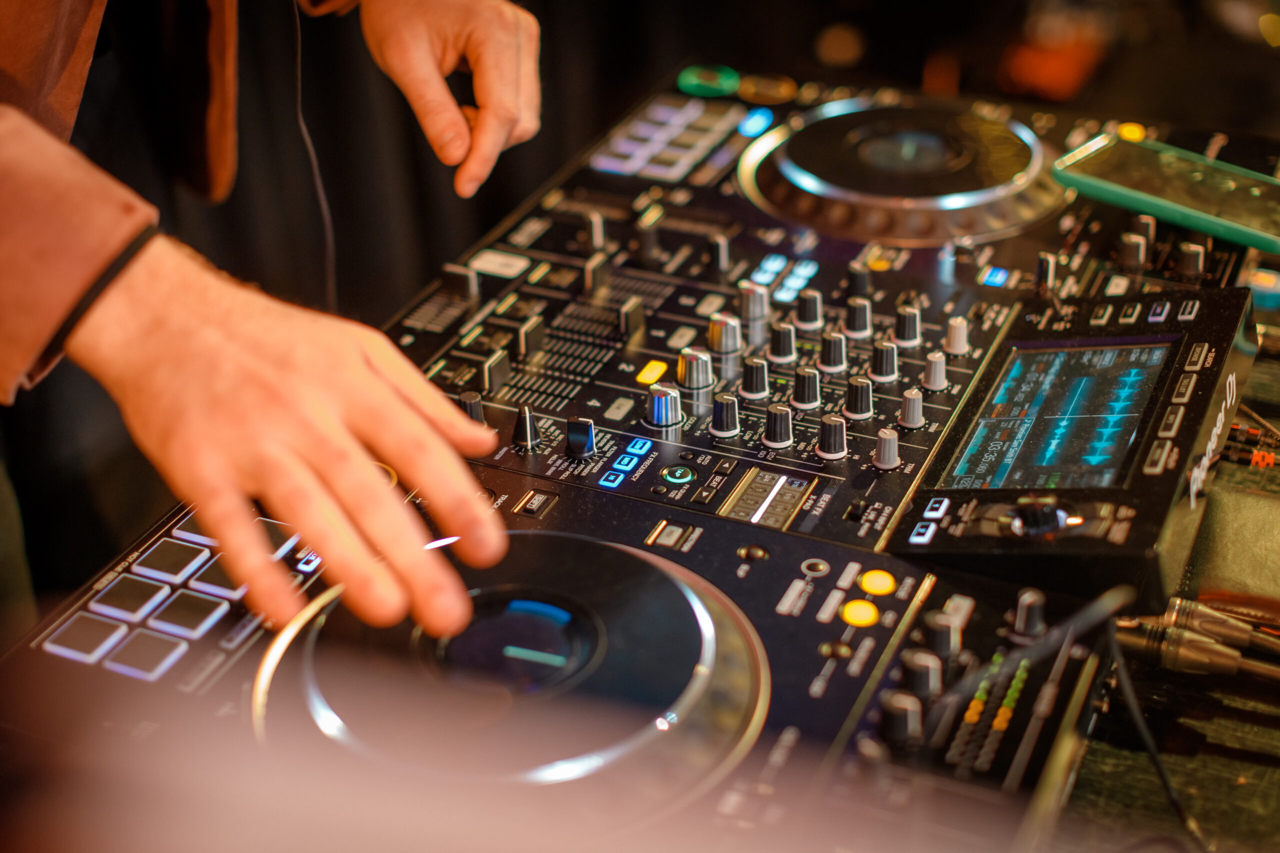 Late bar and DJ until 1:30 am